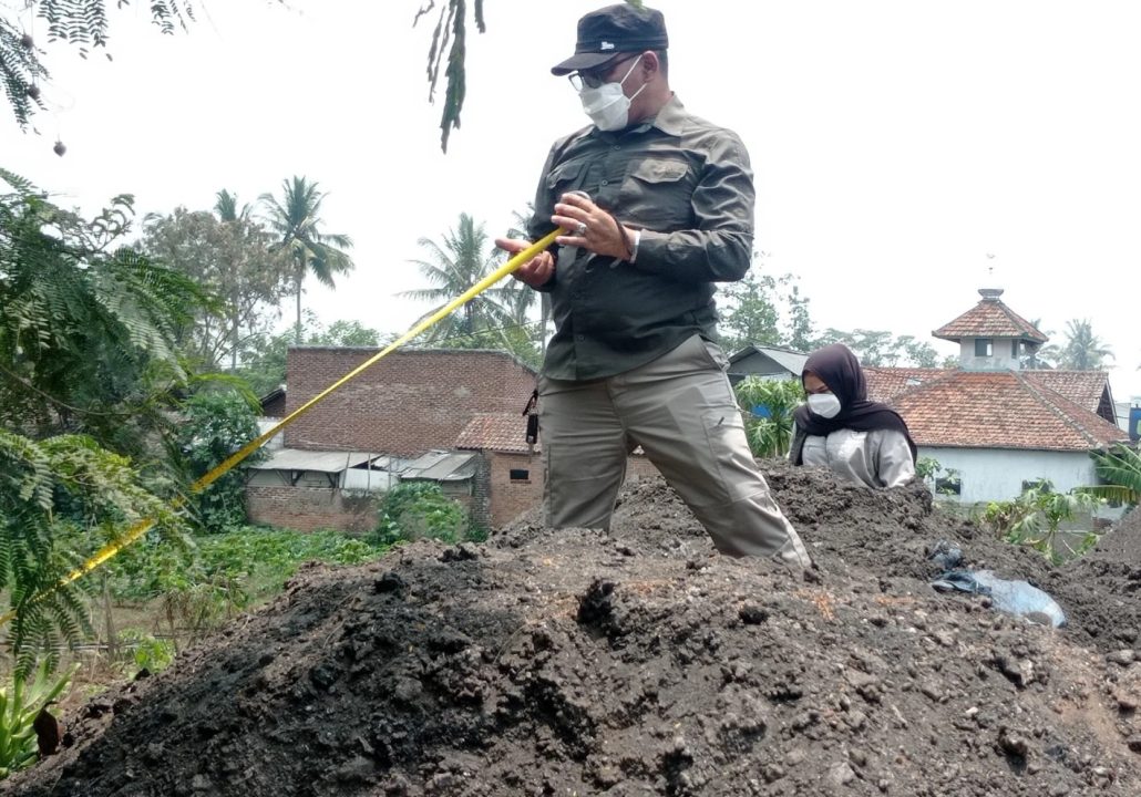 Pelaku pembuangan limbah batu bara di Jalan Irigasi, Kampung Rongga, Desa Cihampelas, Kecamatan Cihampelas, Kabupaten Bandung Barat