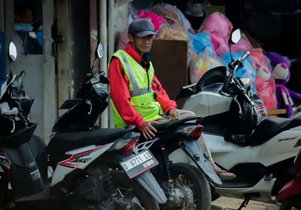 Parkir liar di momen liburan akhir tahun, kian merebak di Kota Bandung. Dinas Perhubungan ( Dishub ) seperti tutup mata melihat fenomena ini.