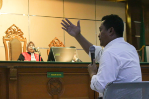 Sampaikan Pledoi, Ema Sumarna Minta Dibebaskan