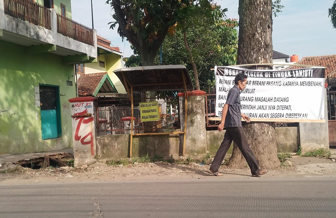 Pekerjaan normalisasi drainase di Desa Racaekek Wetan terbengkalai oleh Dinas Pekerjaan Umum dan Tata Ruang (DPUTR) Kabupaten Bandung.