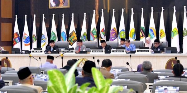 Dalam rapat sidang paripurna DPRD Jawa Barat dengan agenda pengesahan APBD Perubahan 2025, fraksi PDIP  mengambil sikap absen