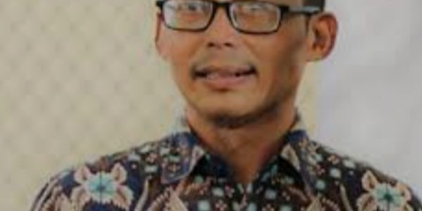 Di tengah tuntutan modernisasi pemerintahan Jawa Barat justru mengalami kemunduran simbolik praktik politik kekuasaan.