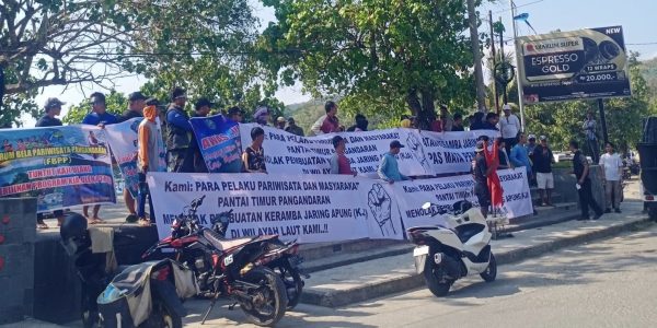 Keberadaan Keramba Jaring Apung ( KJA ) di Pantai Timur Pangandaran mendapat protes keras dari masyarakat pelaku wisata.