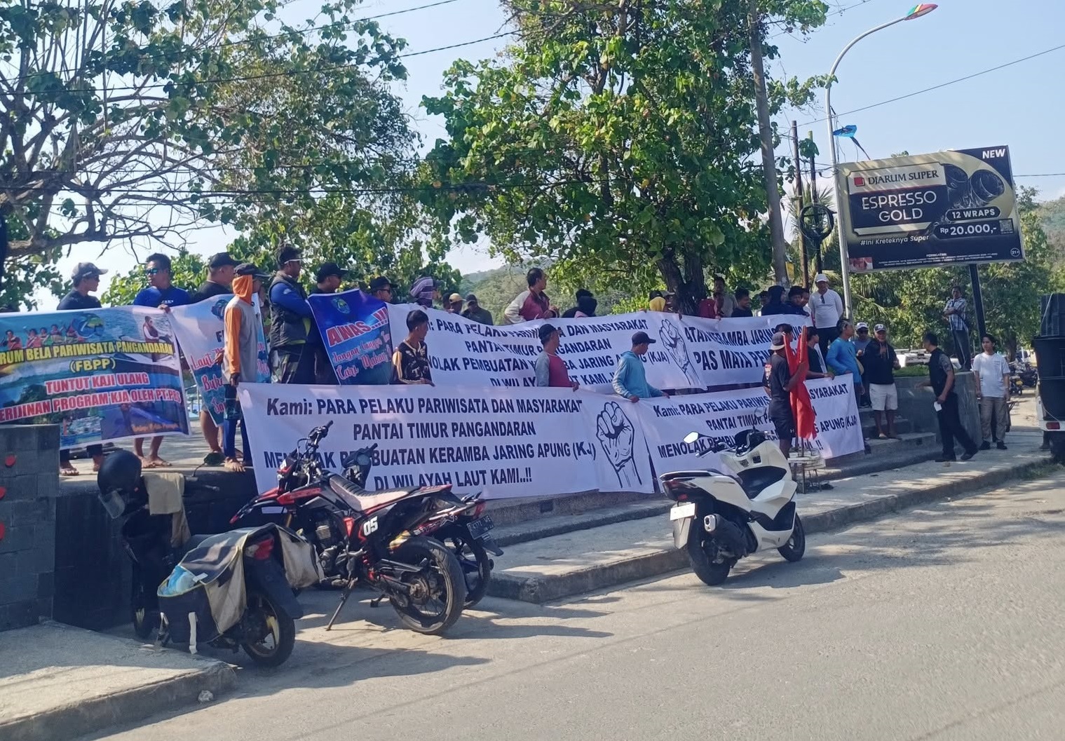 Keberadaan Keramba Jaring Apung ( KJA ) di Pantai Timur Pangandaran mendapat protes keras dari masyarakat pelaku wisata.