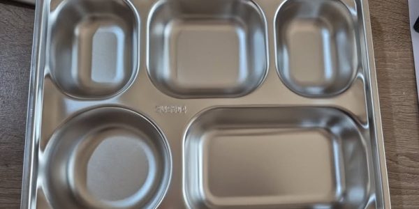 Mencuat dugaan Food Tray atau nampan untuk tempat Makan Bergizi Gratis ( MBG ) untuk siswa sekolah mengandung minyak babi.