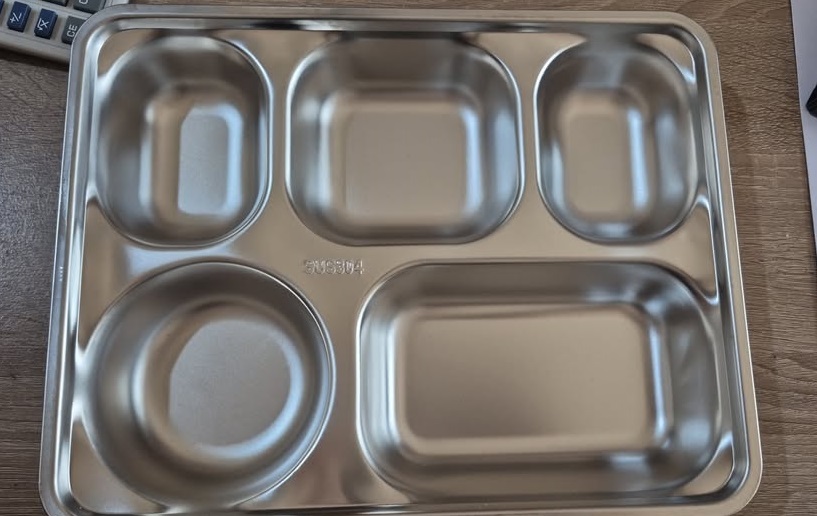 Mencuat dugaan Food Tray atau nampan untuk tempat Makan Bergizi Gratis ( MBG ) untuk siswa sekolah mengandung minyak babi.
