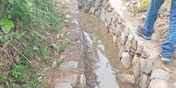 Keberadaan proyek irigasi yang ada di kampung cireundeu RT 0104. Desa Boyongsari, Kecamatan Bantargadung, Kabupaten Sukabumi minim informasi