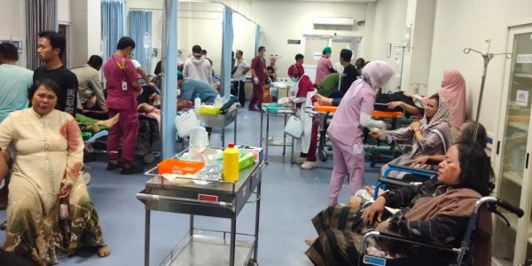 Sedikitnya 3 orang tewas dan  77 mengalami luka-luka ketika sebuah bangunan Majelis Taklim Asohibiyah untuk peringatan Maulid Nabi ambruk.